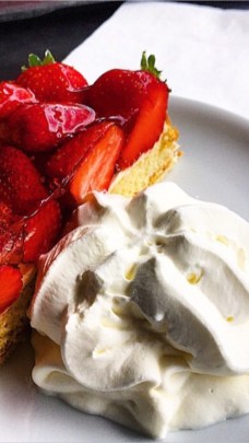 Erdbeerkuchen mit Sahne