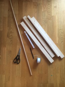 natürlicher Spielebogen aus Holz im skandinavischen Stil