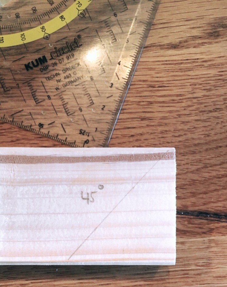 natürlicher Spielebogen aus Holz im skandinavischen Stil